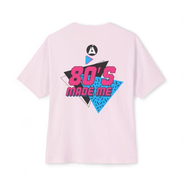 Camiseta holgada inspirada en los 80s, perfecta para salidas informales, con un aire divertido y nostálgico.