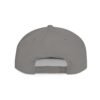Esta gorra plana es elegante y ajustable, perfecta para el día a día.