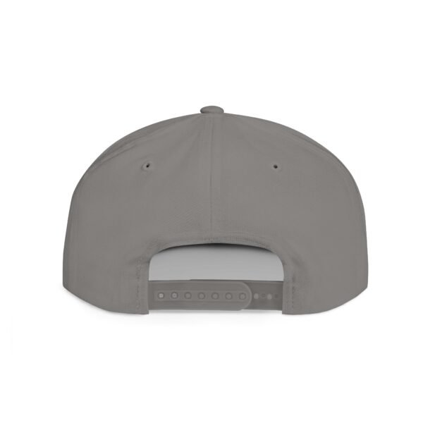 Esta gorra plana es elegante y ajustable, perfecta para el día a día.