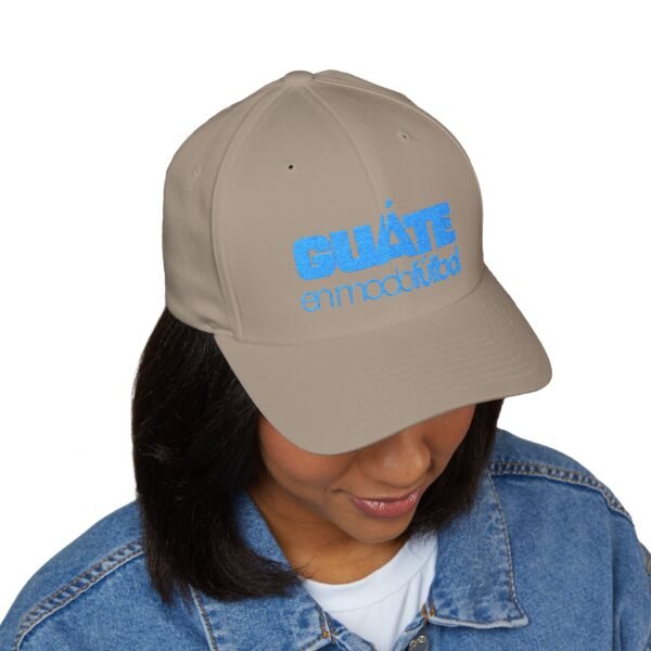 Elegante gorra bordada cerrada para cualquier ocasión.