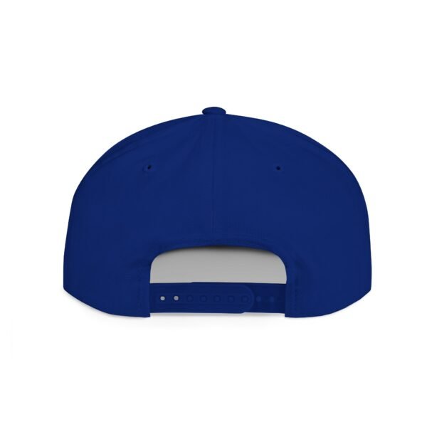 Esta gorra plana es elegante y ajustable, perfecta para el día a día.