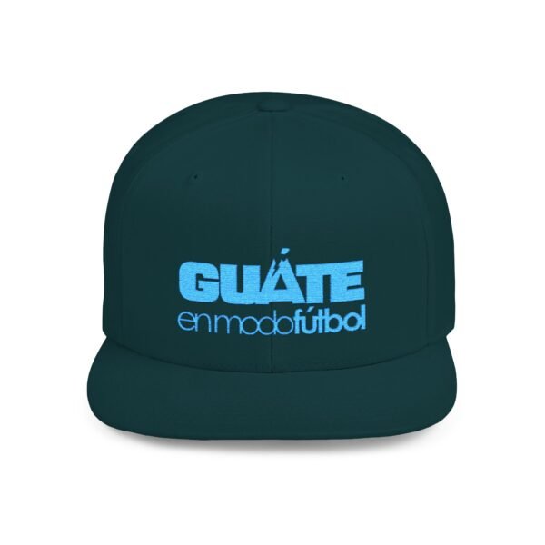Esta gorra plana es elegante y ajustable, perfecta para el día a día.