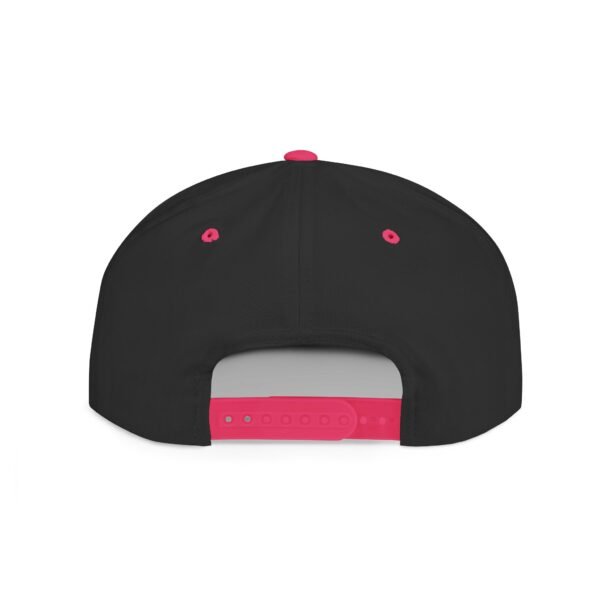 Esta gorra plana es elegante y ajustable, perfecta para el día a día.