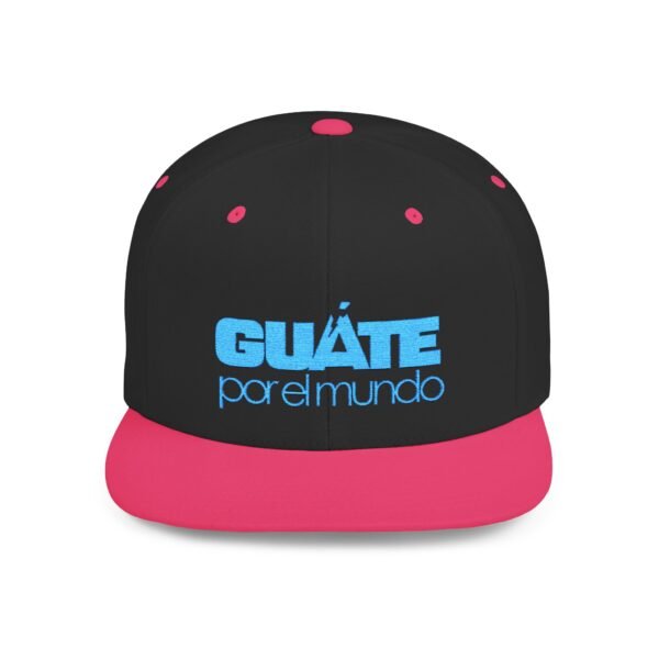 Esta gorra plana es elegante y ajustable, perfecta para el día a día.