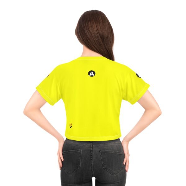 Camiseta corta de mujer inspirada en los 80s, con un toque vibrante y casual, irradia un estilo veraniego.