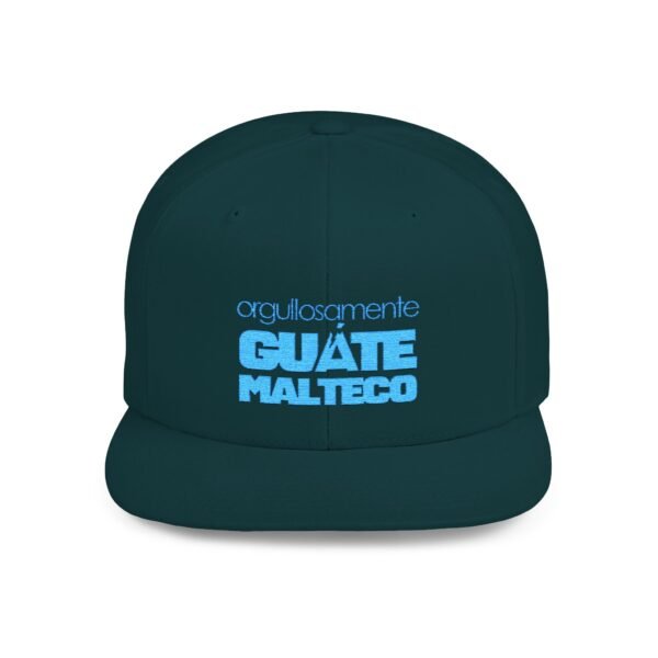 Esta gorra plana es elegante y ajustable, perfecta para el día a día.