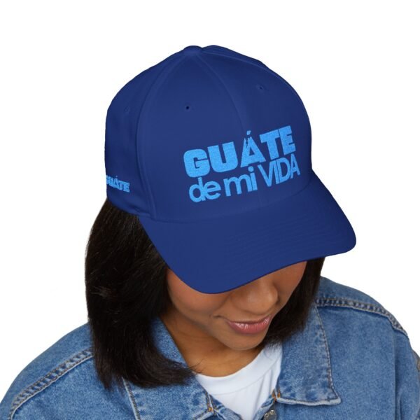 Elegante gorra bordada cerrada para cualquier ocasión. Perfecta como gorra deportiva.