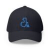 Elegante gorra cerrada con estructura, ofrece un aire deportivo y aventurero.