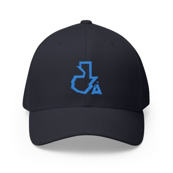 Elegante gorra cerrada con estructura, ofrece un aire deportivo y aventurero.