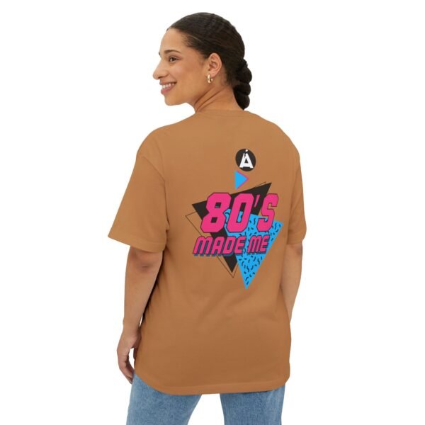 Camiseta holgada inspirada en los 80s, perfecta para salidas informales, con un aire divertido y nostálgico.