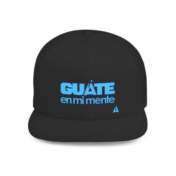 Esta gorra plana es elegante y ajustable, perfecta para el día a día.