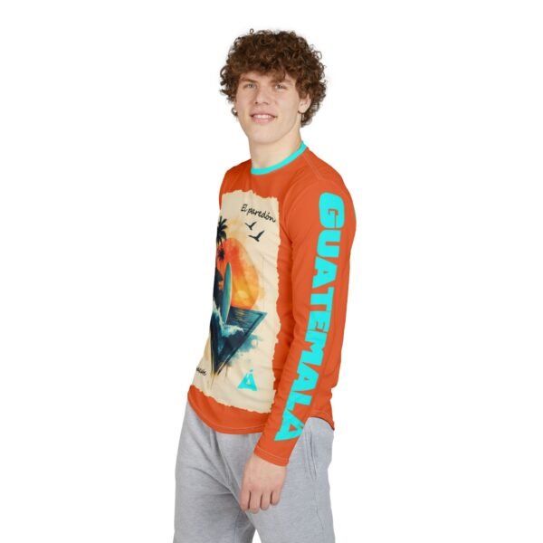 Camisa de manga larga con protección UV para hombre. Perfecta para actividades al aire libre como un día en la playa.