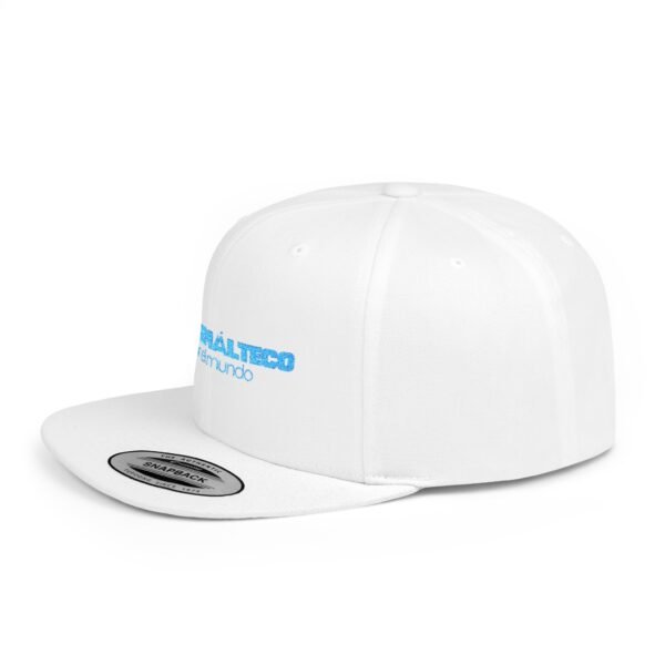 Esta gorra plana es elegante y ajustable, perfecta para el día a día.