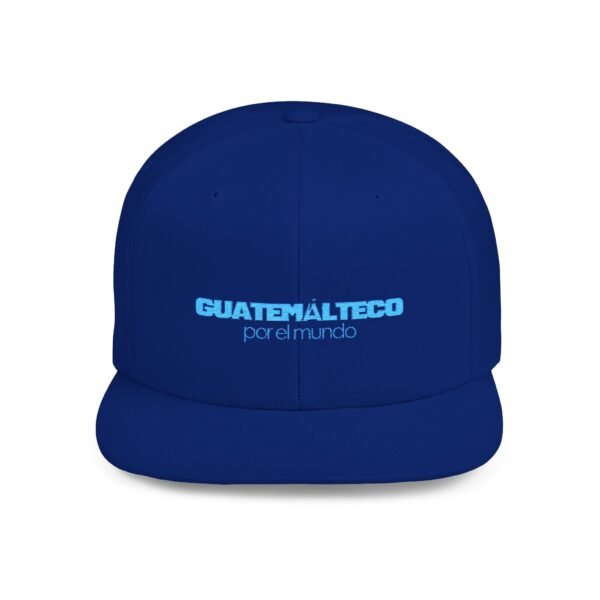 Esta gorra plana es elegante y ajustable, perfecta para el día a día.