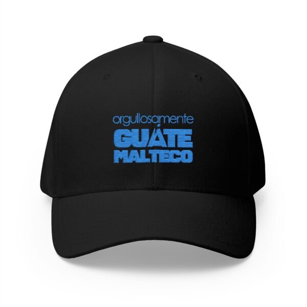 Elegante gorra bordada cerrada para cualquier ocasión.