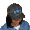 Elegante gorra bordada cerrada para cualquier ocasión. Perfecta como gorra deportiva.
