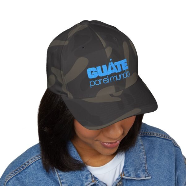 Elegante gorra bordada cerrada para cualquier ocasión. Perfecta como gorra deportiva.
