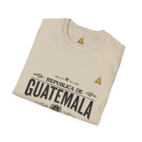 Celebra tu herencia guatemalteca con esta camiseta unisex con orgullo, perfecta para pasear.