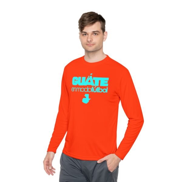 Camiseta unisex ligera manga larga espíritu guatemalteco perfecta para cualquier aficionado al fútbol.