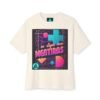 Camiseta holgada inspirada en los 80s, perfecta para salidas informales, con un aire divertido y nostálgico.