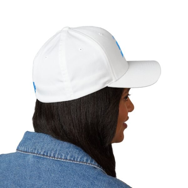 Elegante gorra bordada cerrada para cualquier ocasión.