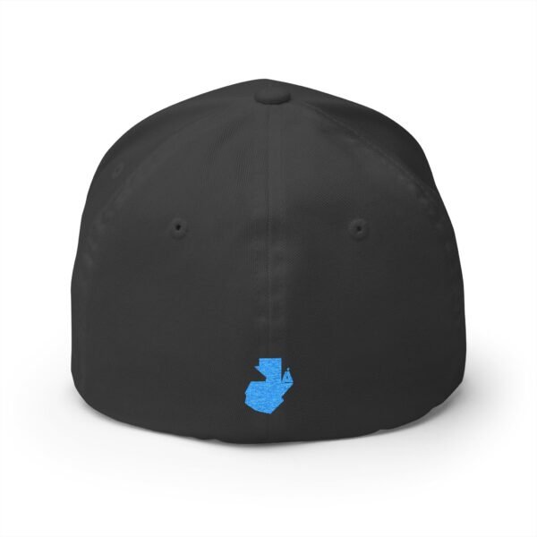 Elegante gorra bordada cerrada para cualquier ocasión.