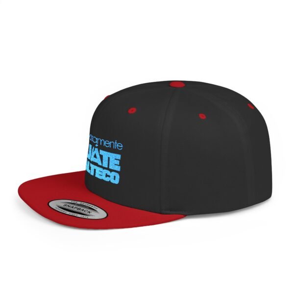 Esta gorra plana es elegante y ajustable, perfecta para el día a día.