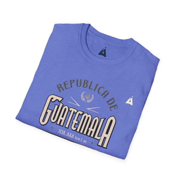 Celebra tu herencia guatemalteca con esta camiseta unisex con orgullo, perfecta para pasear.