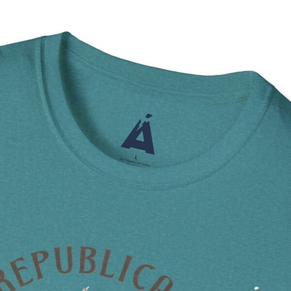 Celebra tu herencia guatemalteca con esta camiseta unisex con orgullo, perfecta para pasear.
