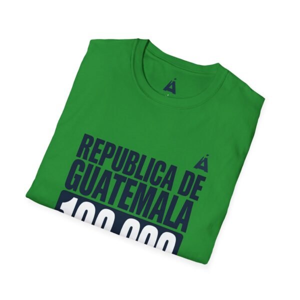 Celebra tu herencia guatemalteca con esta camiseta unisex con orgullo, perfecta para pasear.