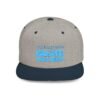 Esta gorra plana es elegante y ajustable, perfecta para el día a día.