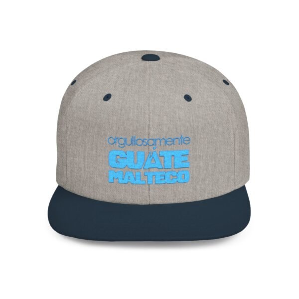 Esta gorra plana es elegante y ajustable, perfecta para el día a día.