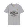 Celebra tu herencia guatemalteca con esta camiseta unisex con orgullo, perfecta para pasear.