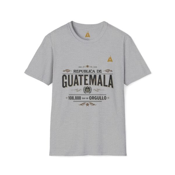 Celebra tu herencia guatemalteca con esta camiseta unisex con orgullo, perfecta para pasear.