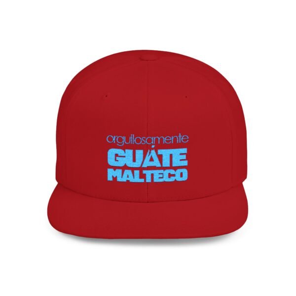 Esta gorra plana es elegante y ajustable, perfecta para el día a día.