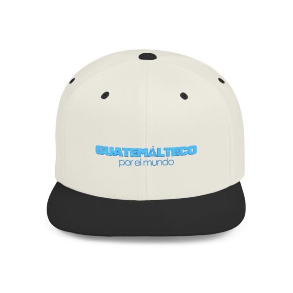 Esta gorra plana es elegante y ajustable, perfecta para el día a día.