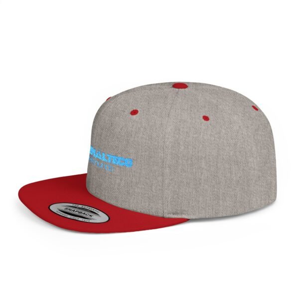 Esta gorra plana es elegante y ajustable, perfecta para el día a día.