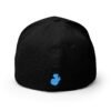 Elegante gorra bordada cerrada para cualquier ocasión.