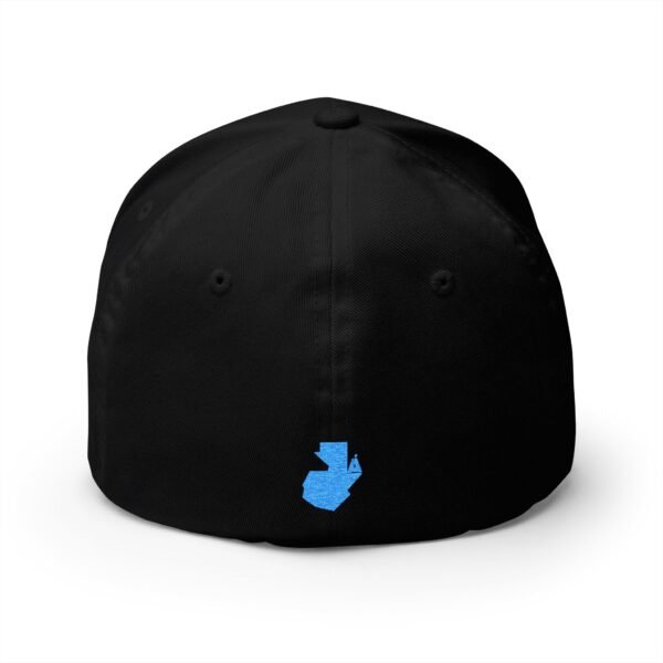 Elegante gorra bordada cerrada para cualquier ocasión.