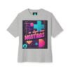 Camiseta holgada inspirada en los 80s, perfecta para salidas informales, con un aire divertido y nostálgico.