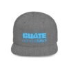 Esta gorra plana es elegante y ajustable, perfecta para el día a día.