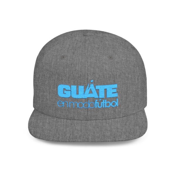 Esta gorra plana es elegante y ajustable, perfecta para el día a día.