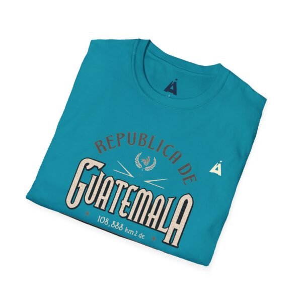 Celebra tu herencia guatemalteca con esta camiseta unisex con orgullo, perfecta para pasear.