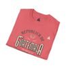 Celebra tu herencia guatemalteca con esta camiseta unisex con orgullo, perfecta para pasear.