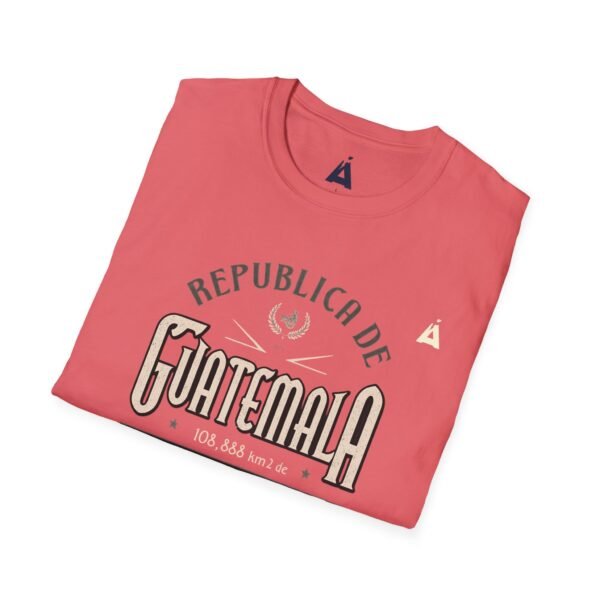 Celebra tu herencia guatemalteca con esta camiseta unisex con orgullo, perfecta para pasear.