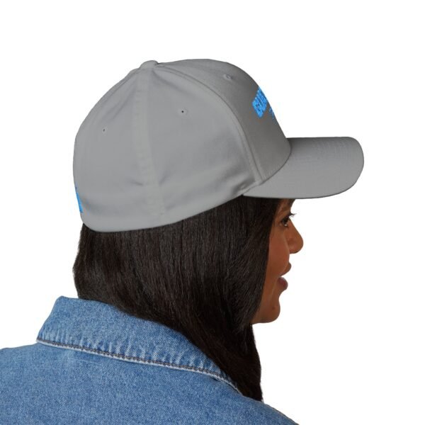 Elegante gorra bordada cerrada para cualquier ocasión. Perfecta como gorra deportiva.