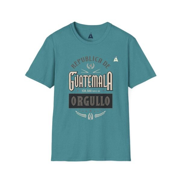 Celebra tu herencia guatemalteca con esta camiseta unisex con orgullo, perfecta para pasear.