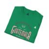 Celebra tu herencia guatemalteca con esta camiseta unisex con orgullo, perfecta para pasear.