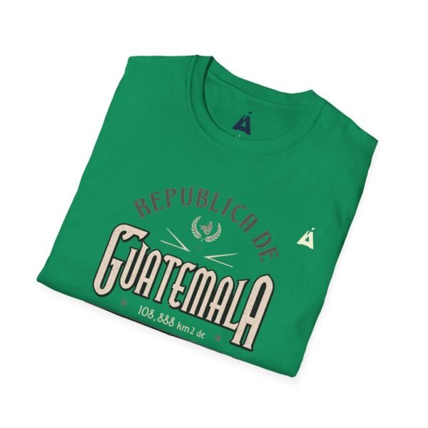 Celebra tu herencia guatemalteca con esta camiseta unisex con orgullo, perfecta para pasear.