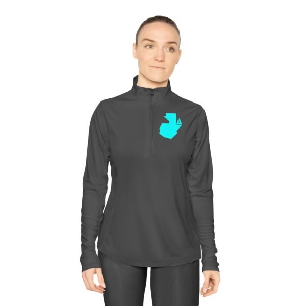Elegante jersey deportivo para aventuras al aire libre, perfecto para mujeres que buscan estilo y comodidad.